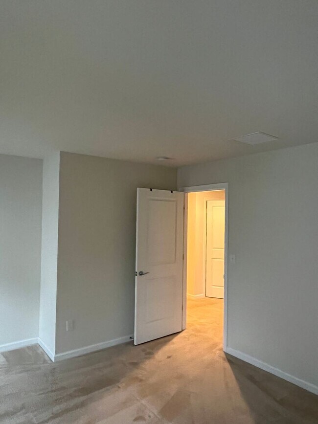 Building Photo - Large Executive 5 Br 3.5 Bath Home in Weym...