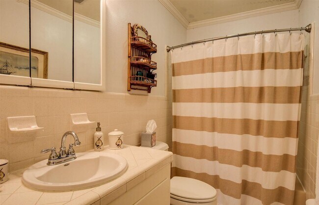 Building Photo - 453 Ivy Cir