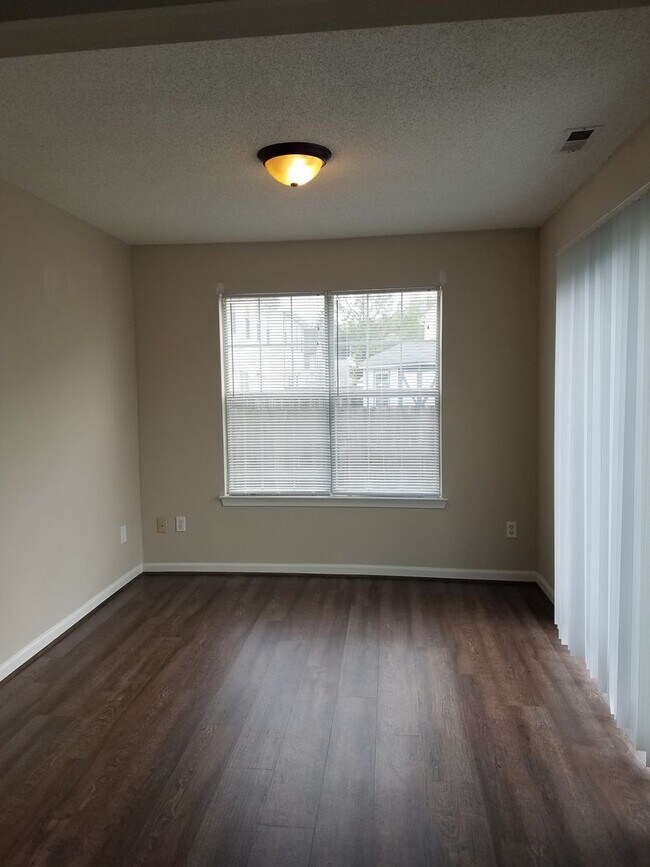 Building Photo - Beautiful 3 Bedroom in Quiet Neighborhood