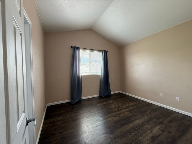 Building Photo - 2 Bedroom Condo Minutes to Ft. Carson