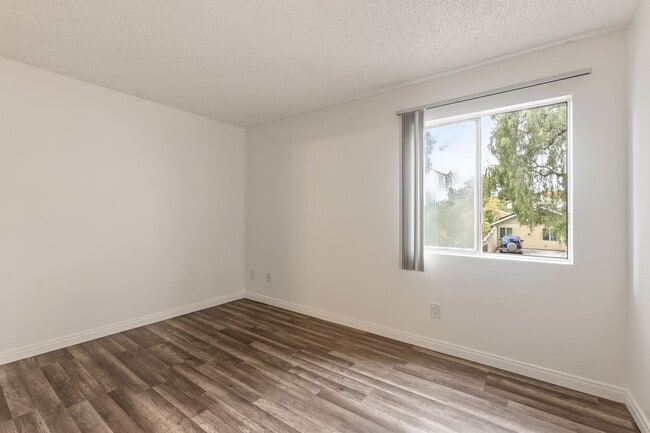 Building Photo - Updated 1BD/1BA Apartment in well maintained Complex in Sylmar.
