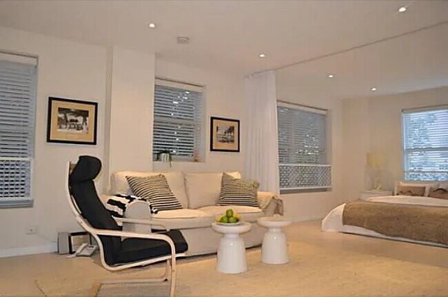 Building Photo - "Chic 1-Bedroom Retreat in the Heart of Miami Beach – Your Ideal Urban Sanctuary!"