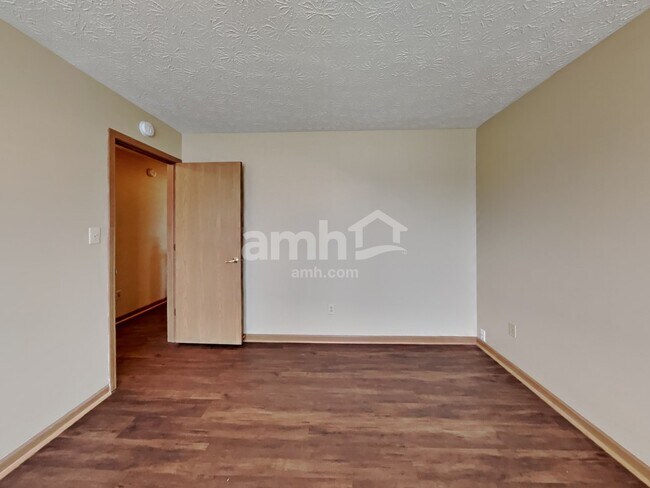 Building Photo - 998 Canary Creek Dr