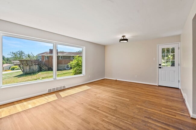 Building Photo - Beautifully Renovated 4 Bed/ 2 Bath with 2...