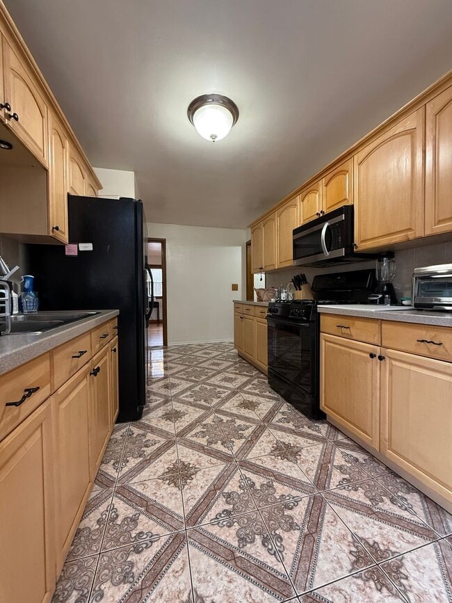 Building Photo - 3bed/2bath Home Fenced Yard Deck 2 Car Garage