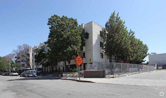 Building Photo - Royal Cedros