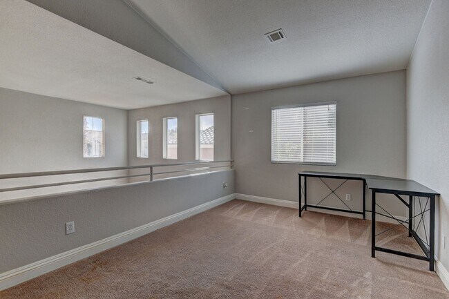 Building Photo - Beautiful remodeled home with pool!