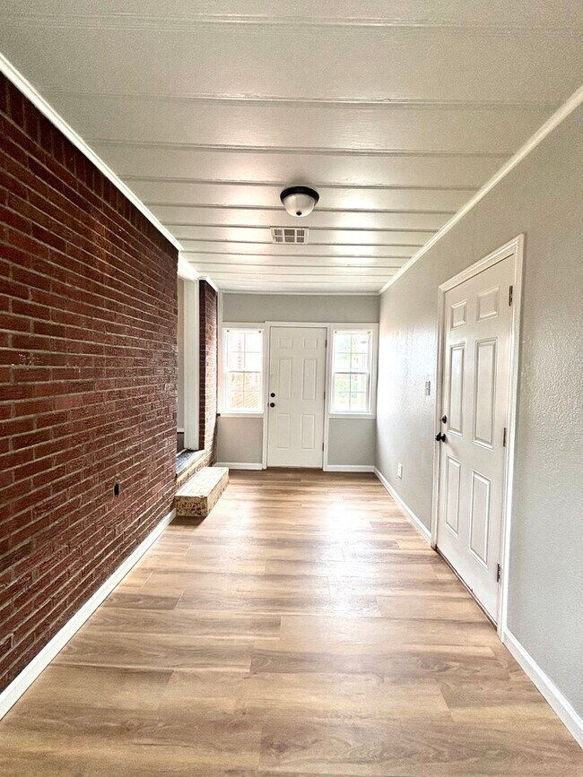 Building Photo - Newly Updated 2-bedroom, 1-bathroom Home