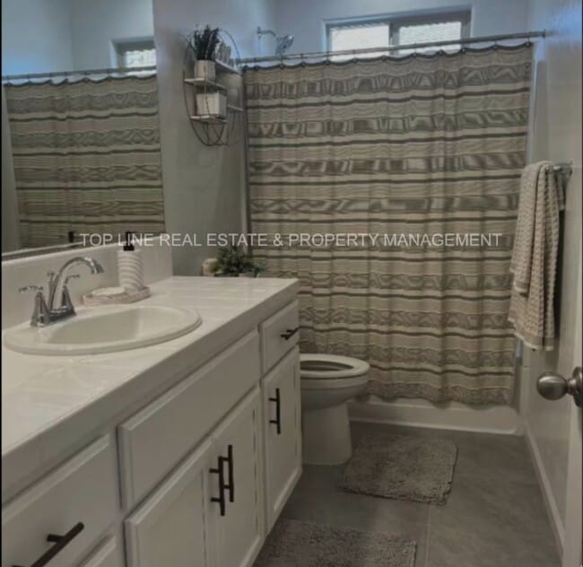 Building Photo - 2 Private rooms one bath For rent NW Visalia