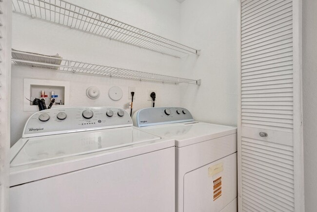 Building Photo - 3055 Riverside Dr