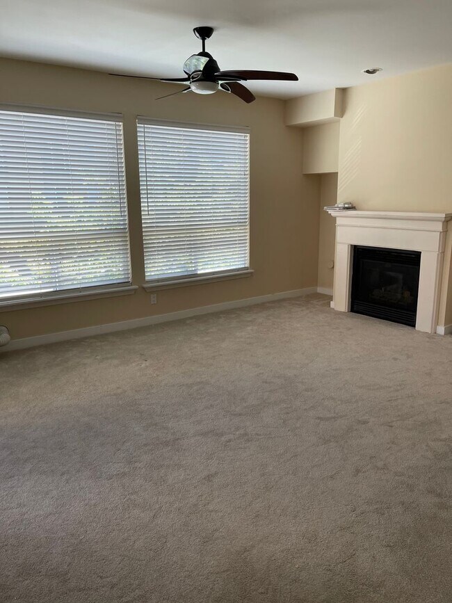 Building Photo - Fantastic Condo in the Heart of Downtown B...