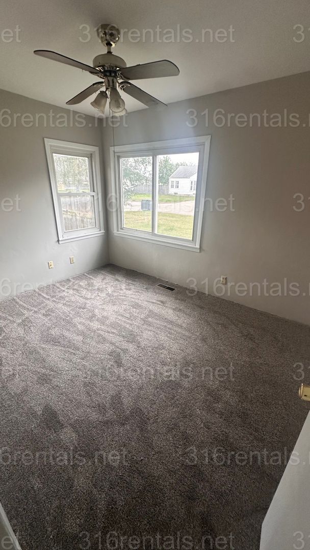 Building Photo - $1195 - 2 bed 1 bath w/ BONUS room and bas...