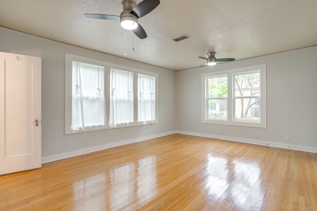 Building Photo - 3256 Greene Ave