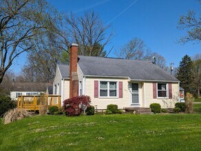 Building Photo - AVAILABLE NOW! - 2 Bedroom / 1 Bath Home i...