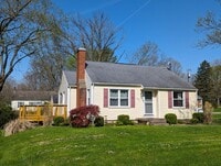 Building Photo - AVAILABLE NOW! - 2 Bedroom / 1 Bath Home i...