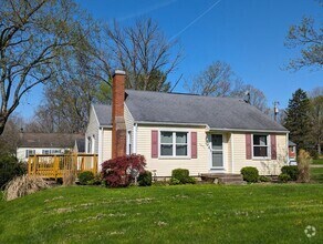 Building Photo - AVAILABLE NOW! - 2 Bedroom / 1 Bath Home i...