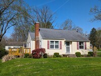 Building Photo - AVAILABLE NOW! - 2 Bedroom / 1 Bath Home i...