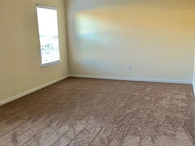 Building Photo - Stunning 4 bed / 2.5 bath home located in ...