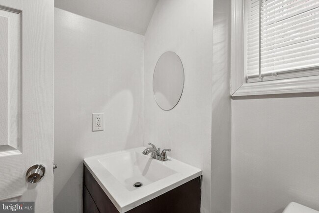 Building Photo - 141 Uhland Terrace NE