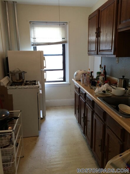 Building Photo - 349 Pleasant St