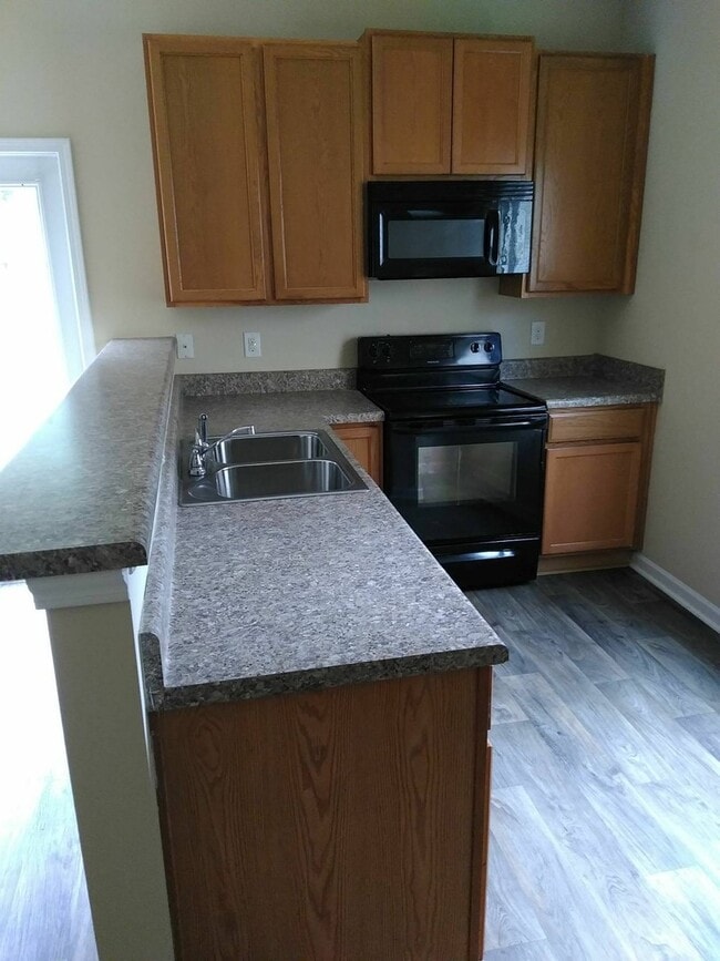 Building Photo - Spacious 4 Bedroom, 2.5 Bathroom Home!