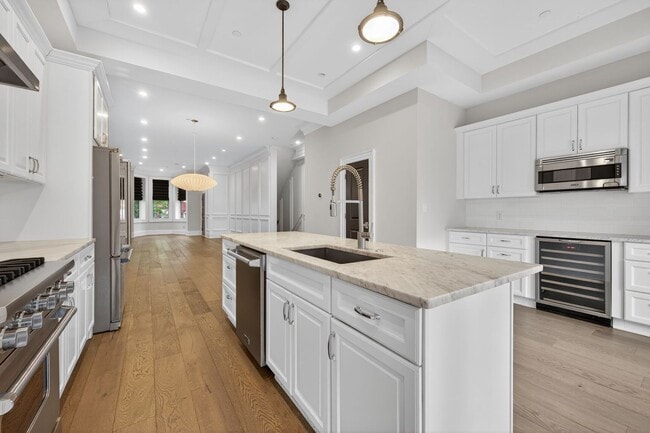 Building Photo - Available Now! 2 Bed // 2.5 Bath Between U...