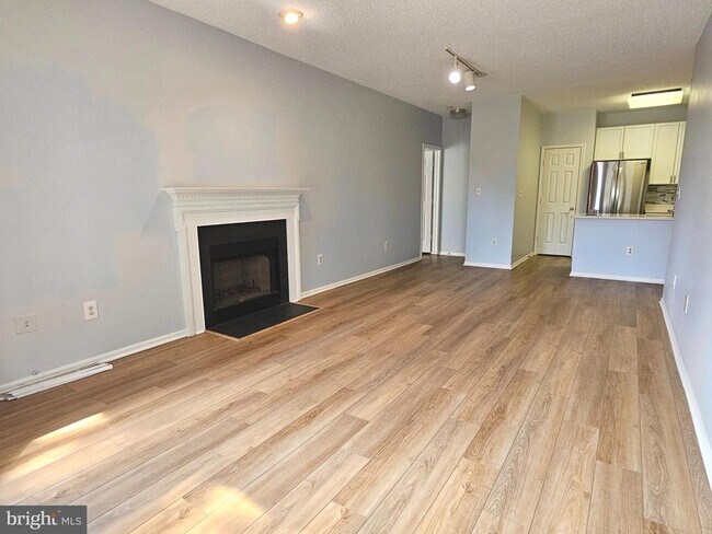 Building Photo - 6005 Rosebud Ln
