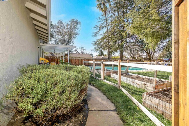 Building Photo - 55 Normandy Ln
