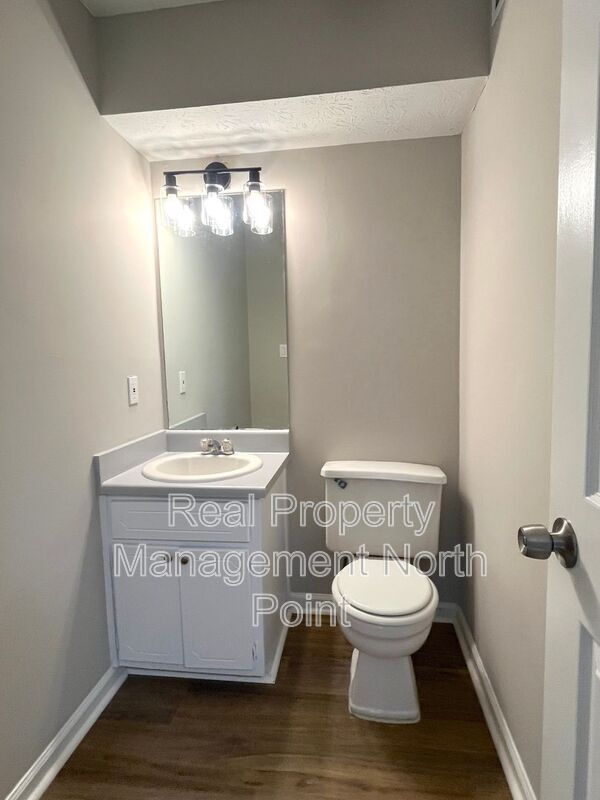 Building Photo - 5843 Summerglen Ln