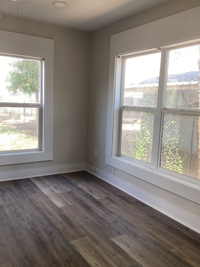Building Photo - Gorgeous Newly Renovated 1 Bedroom Pets We...