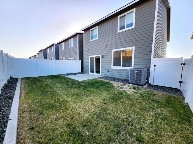 Building Photo - Spacious 3 bed/2.5 bath Townhouse - Gorgeo...