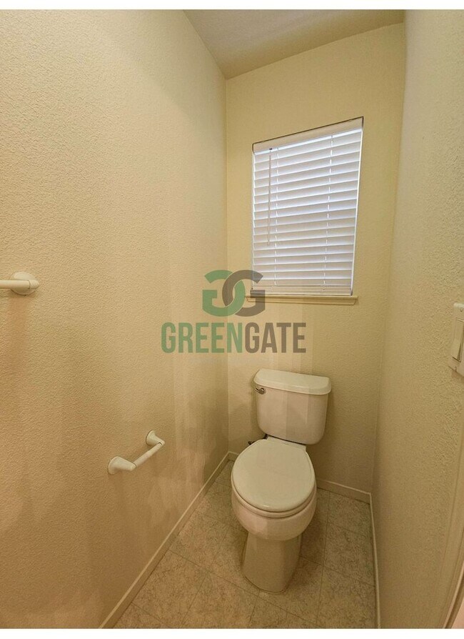 Building Photo - MOVE-IN SPECIAL $500 off first month!! Bea...