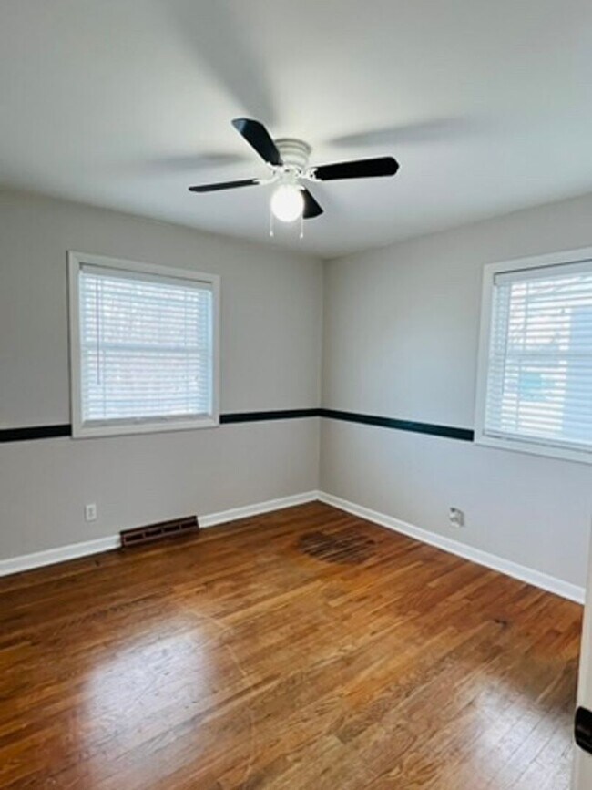 Building Photo - Charming 3 Bedroom Home