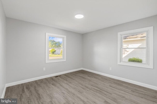 Building Photo - 12 Holbrook Ln