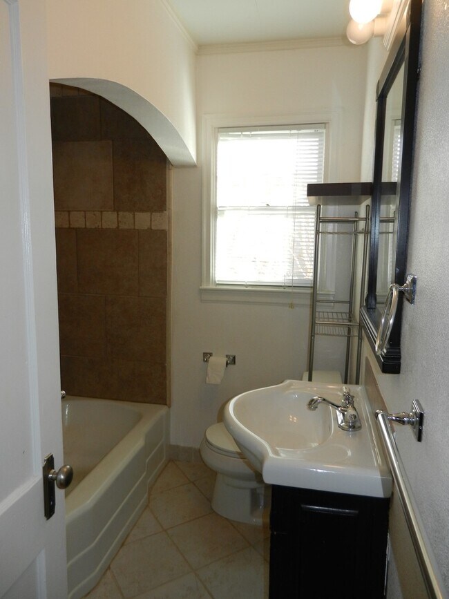 Building Photo - $0 DEPOSIT OPTION. CHARMING 3 BED 1 BATH R...