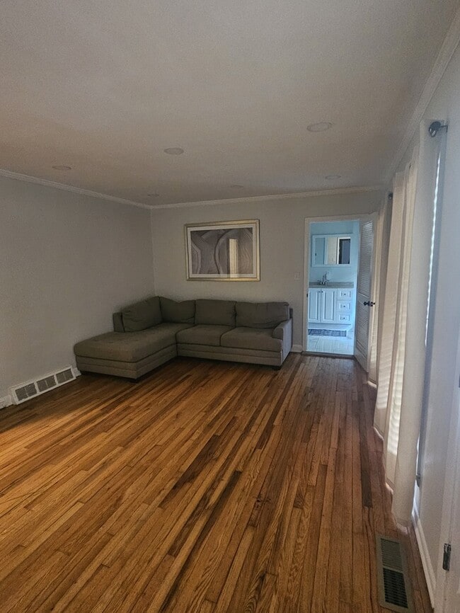 Building Photo - FURNISH, 3 Bedroom 3 Bath Brick Ranch Home
