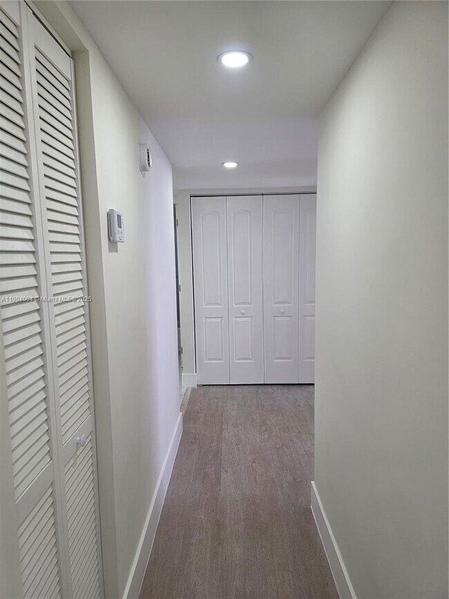 Building Photo - 8870 Fontainebleau Blvd