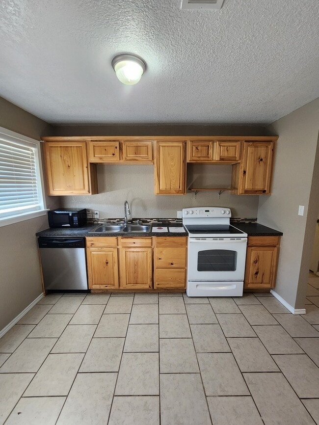 Building Photo - 3 bed 1 bath home with large backyard!
