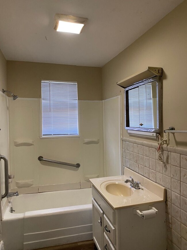 Building Photo - Affordable 2 BR 1 bath House in Branson, MO