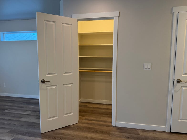 Building Photo - 5723 W Albany Pl