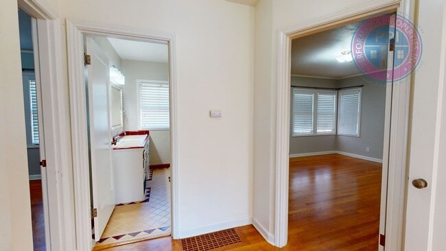 Building Photo - North Portland Living at Its Best | 2 Bed, 1 Bath!