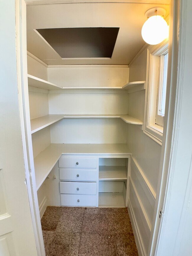 Building Photo - TOP FLOOR 4/2. In-Unit Laundry! Dishwasher...