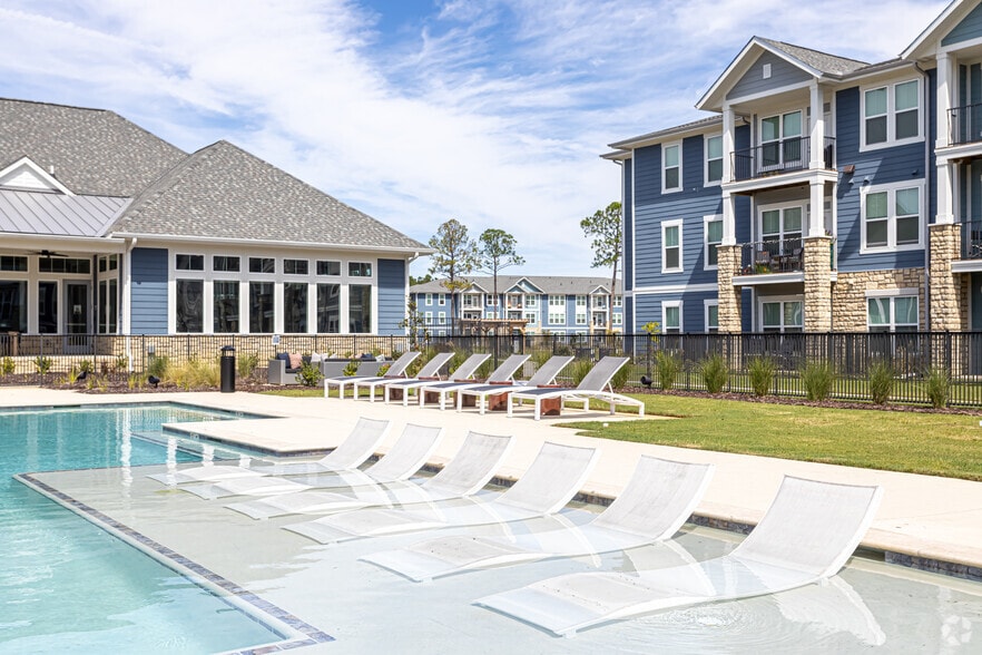 Pool - The Mason at Fremaux Park Apartments