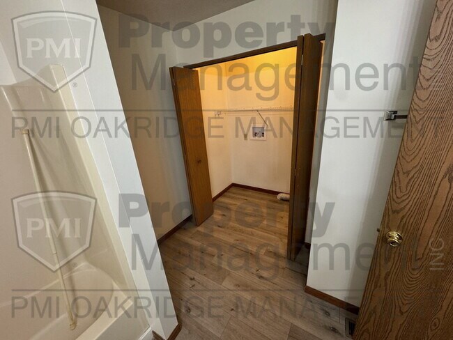 Building Photo - Single Level 2 Bed Apartment with Garage