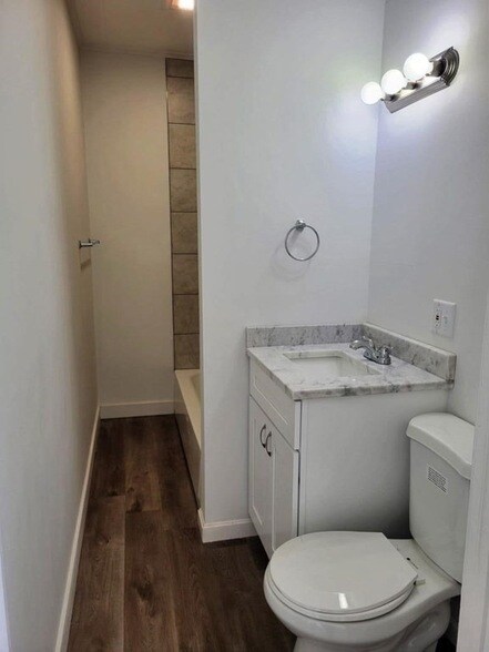 Building Photo - 73 1/2 Esther Street Unit 3