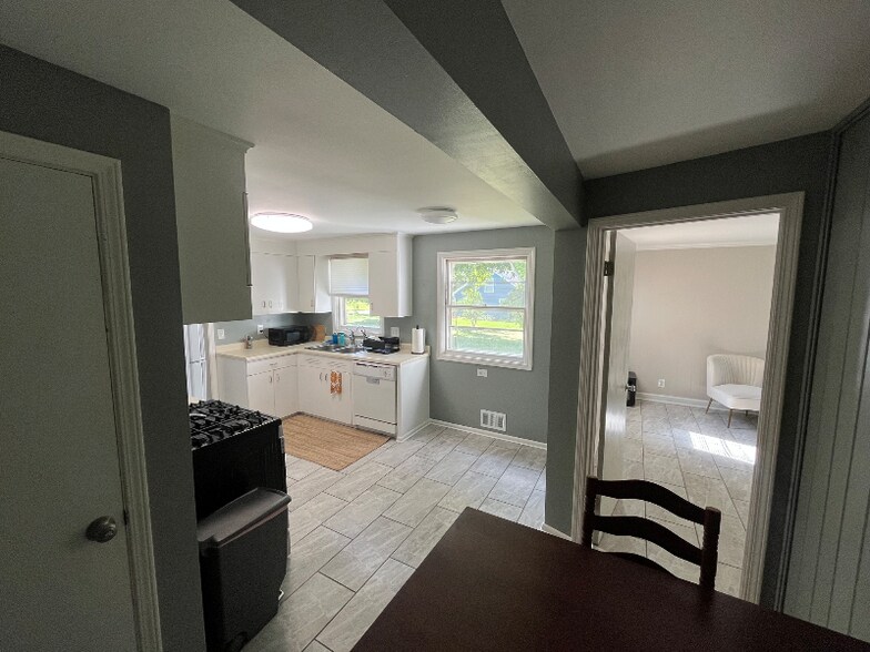 Building Photo - 215 Mystic Ln