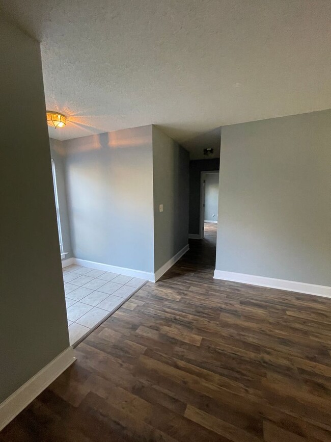 Building Photo - 2 Bedroom, 1.5 Bath-Available Now-6149 Ben...