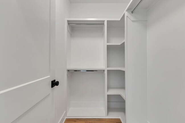 Building Photo - 5917 Robertson Ave