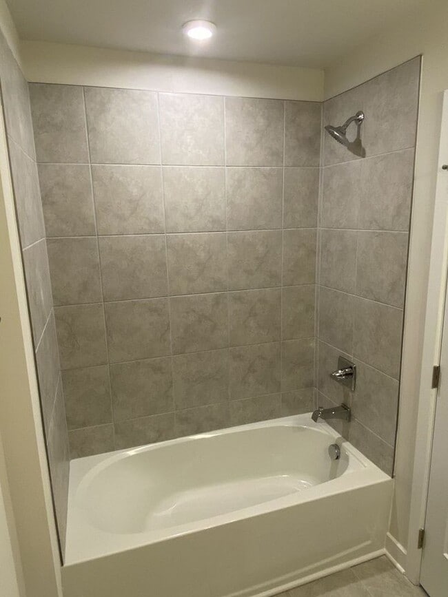 Building Photo - Great 3 Bed, 2 Story Townhome near Concord Mills