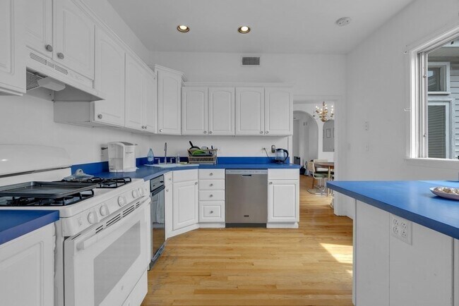 Primary Photo - 12 Gates St